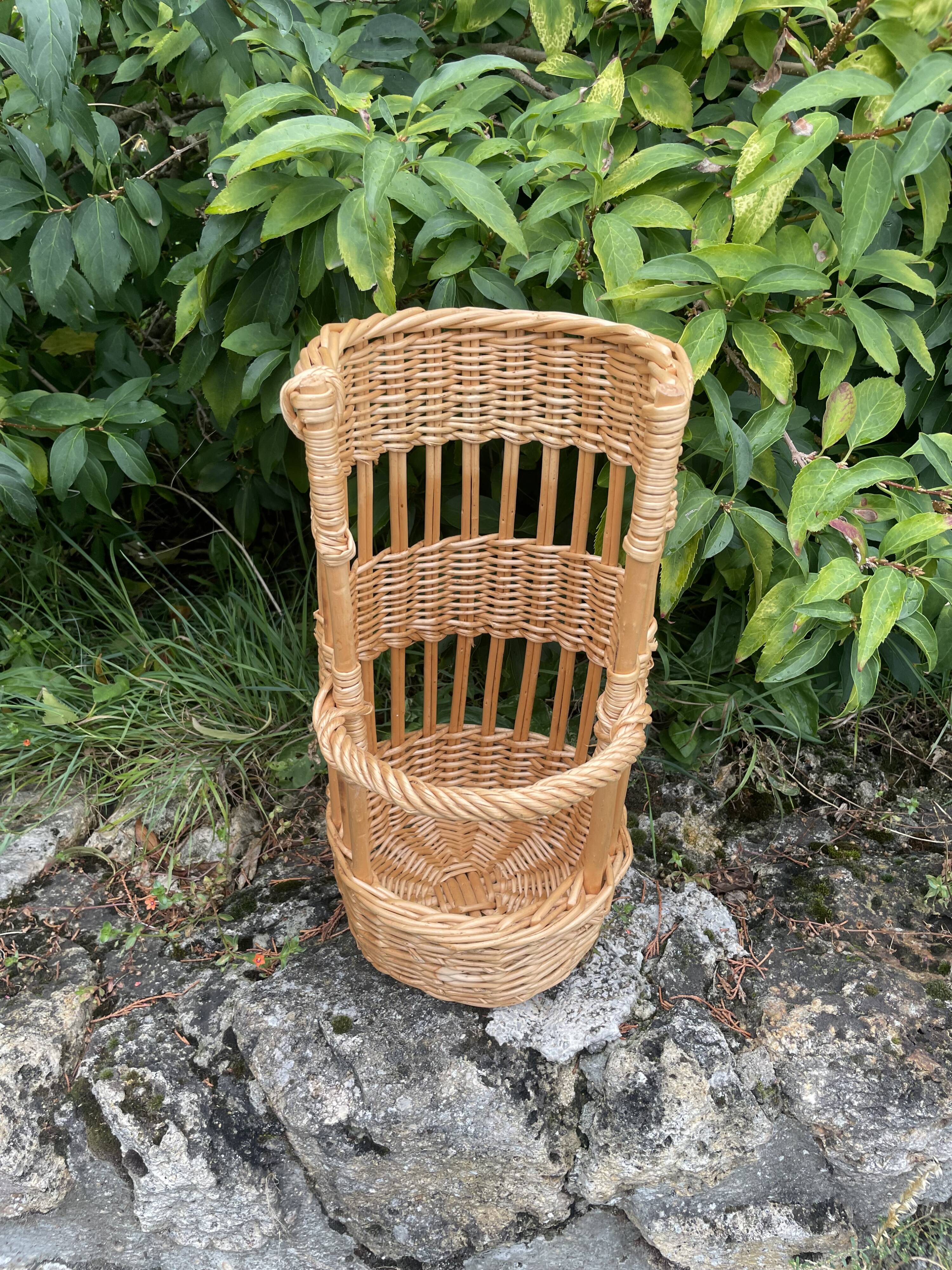 Small wicker bread basket