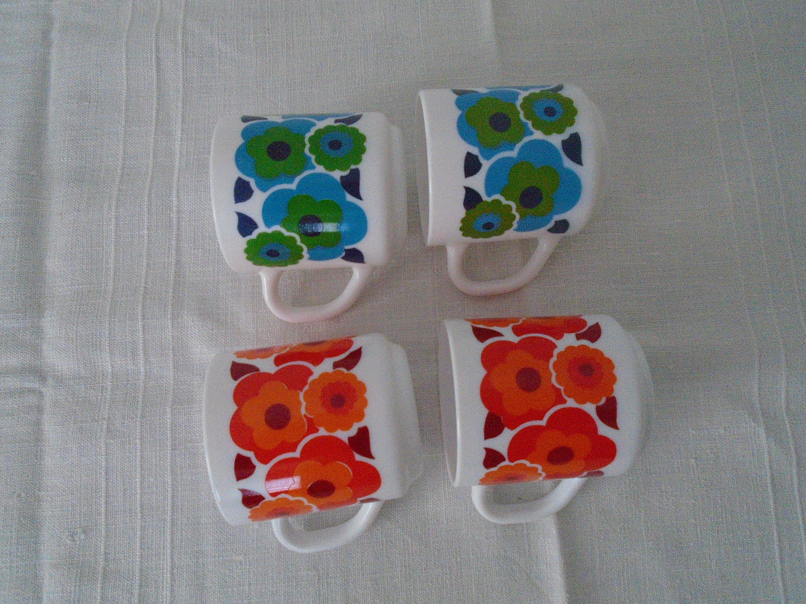 4 mugs lotus flowers red and blue arcopal vintage france