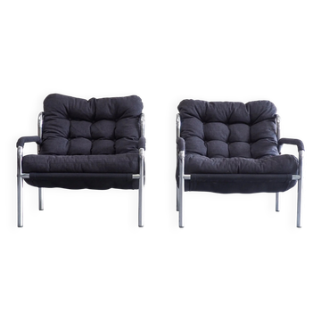 Une paire de chaises longues tubulaires modernes du milieu du siècle.