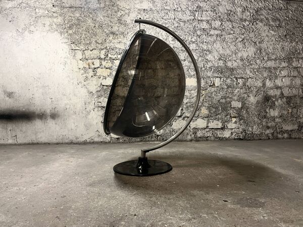 Fauteuil oeuf suspendu en plexiglas fumé, design 1970