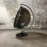 Fauteuil oeuf suspendu en plexiglas fumé, design 1970