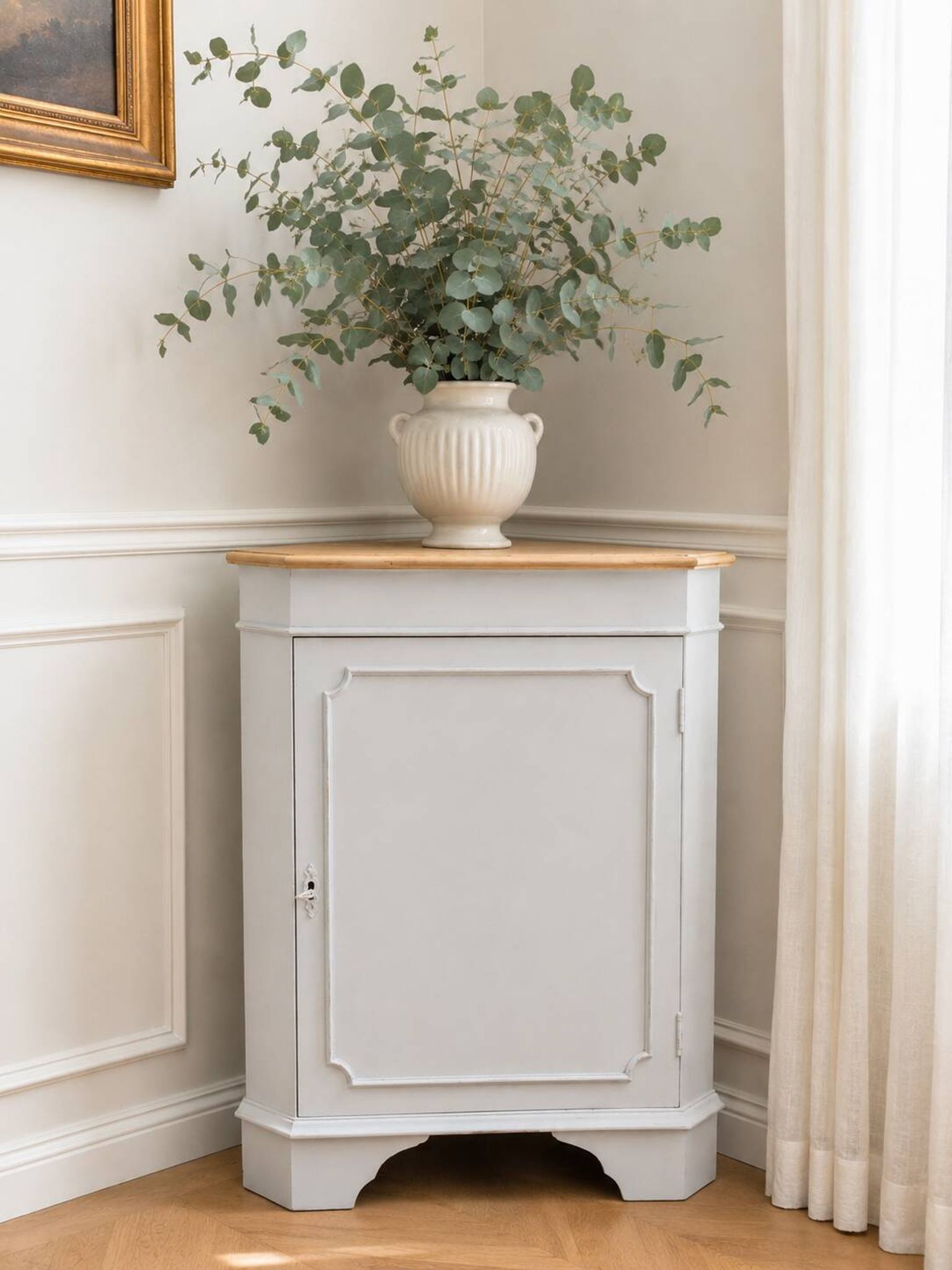 Vintage English corner cabinet sublimated in pearl grey.