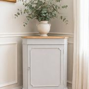 Vintage English corner cabinet sublimated in pearl grey.