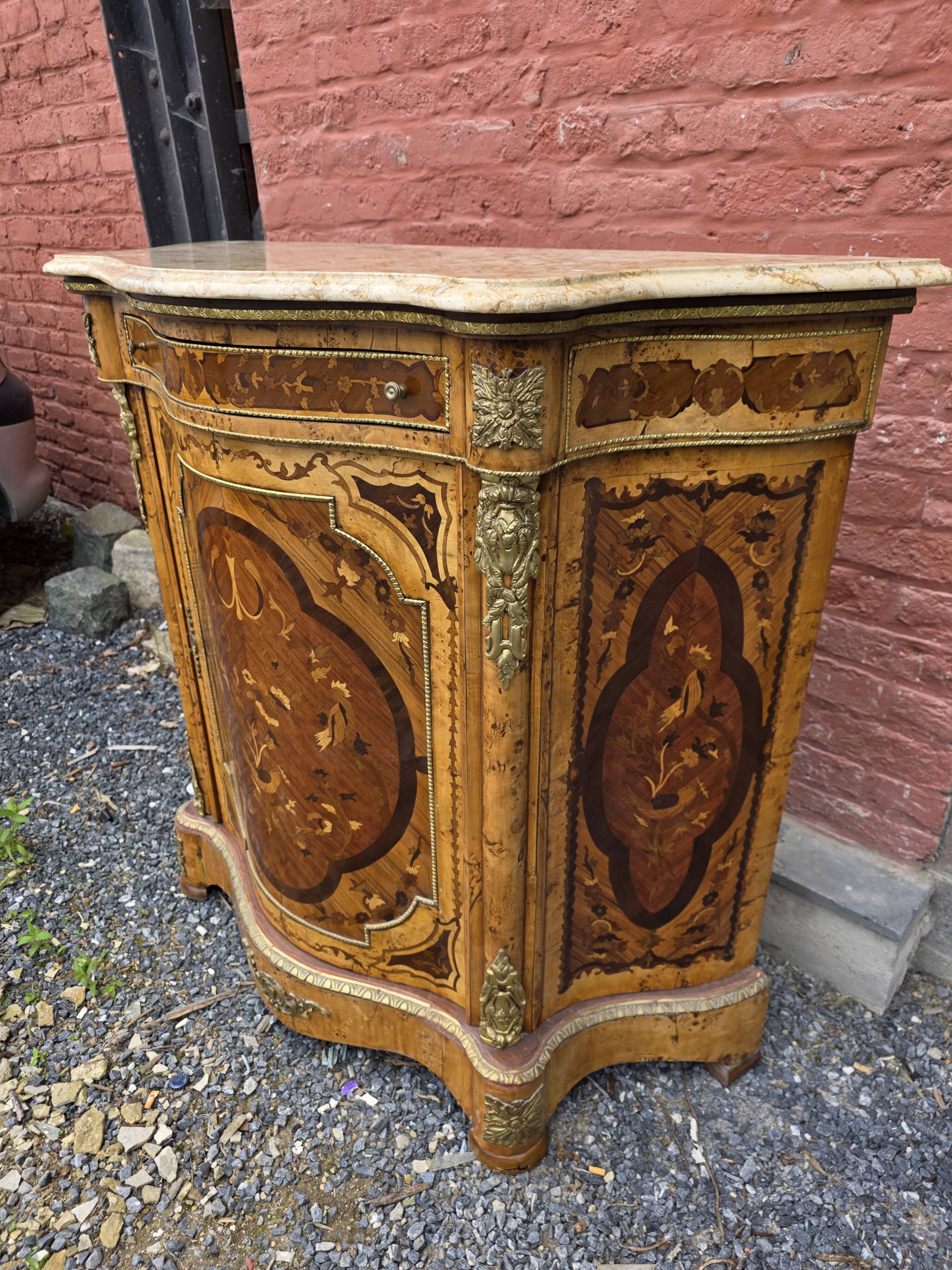 Low buffet in marquetry from the mid-20th century.