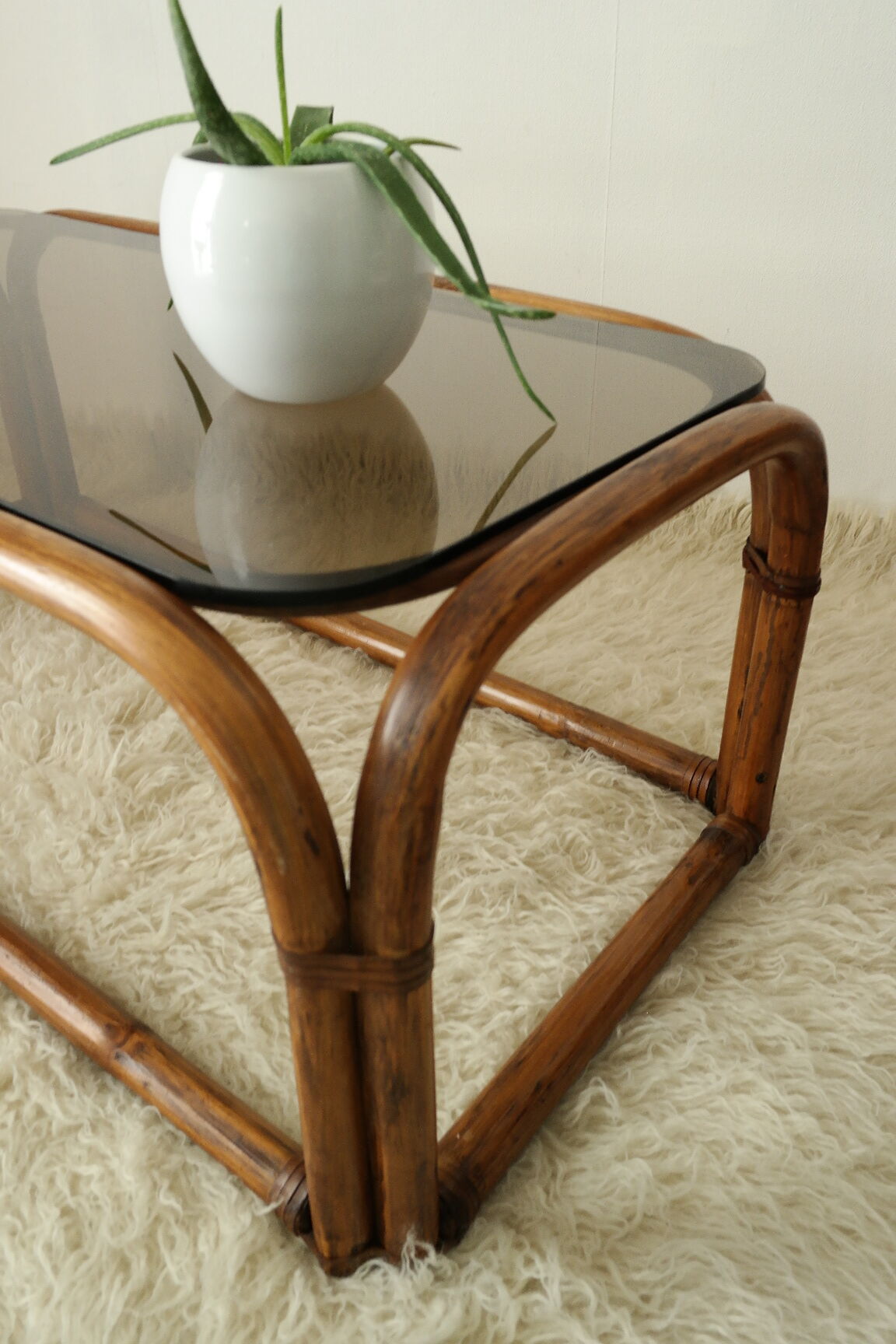 Table basse en bambou et verre fumé vintage