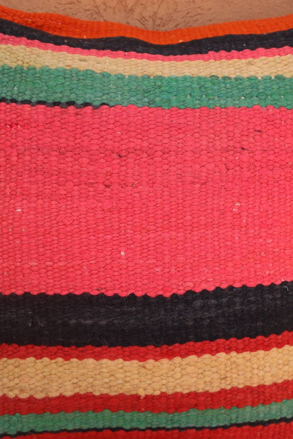 Coussin en laine rayé multicolore