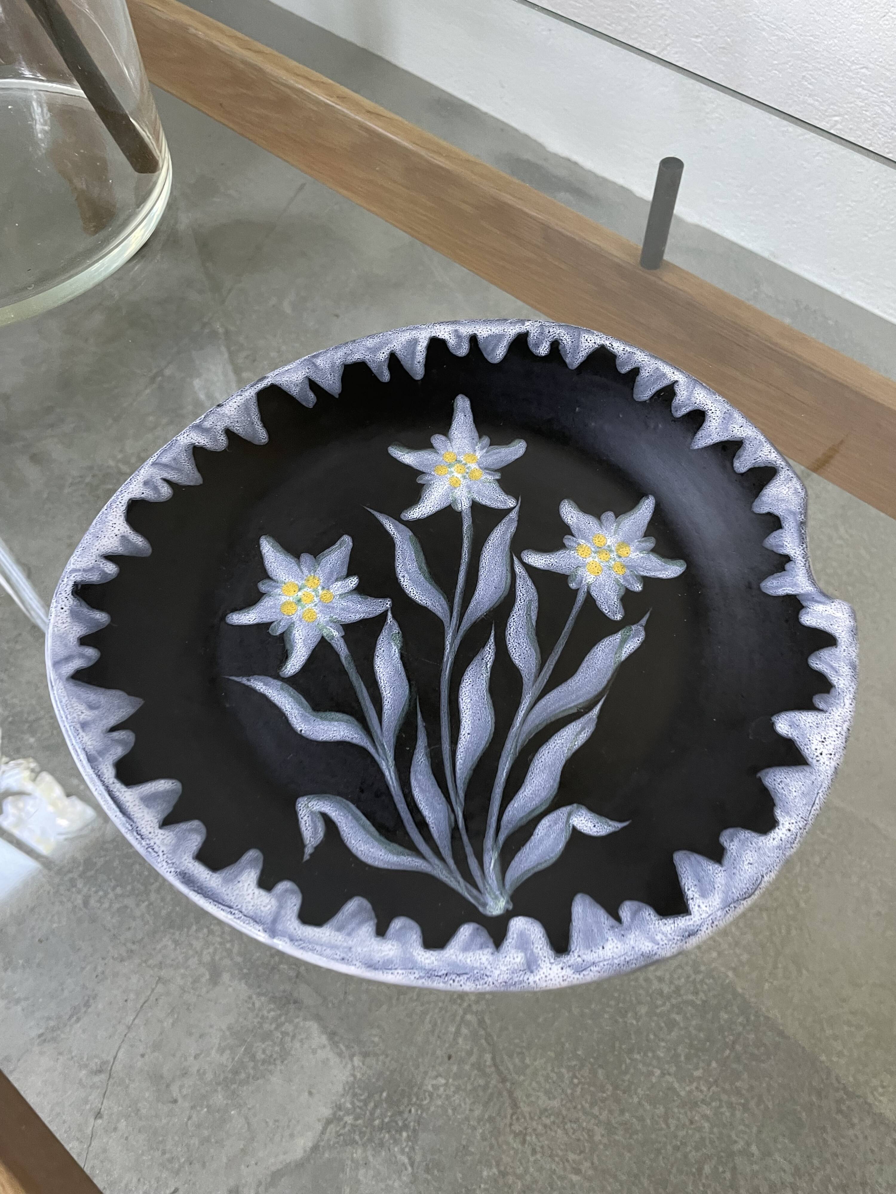 Assiette noire céramique années 60