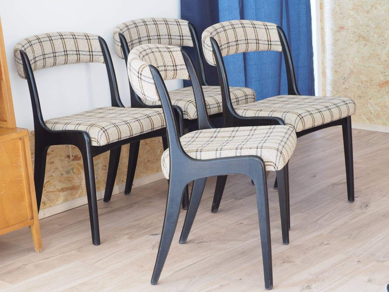 4 self-service chairs