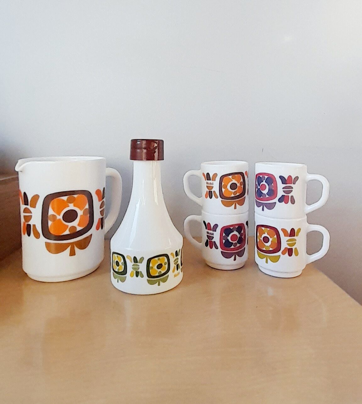 Mobil Arcopal 70s tableware set.