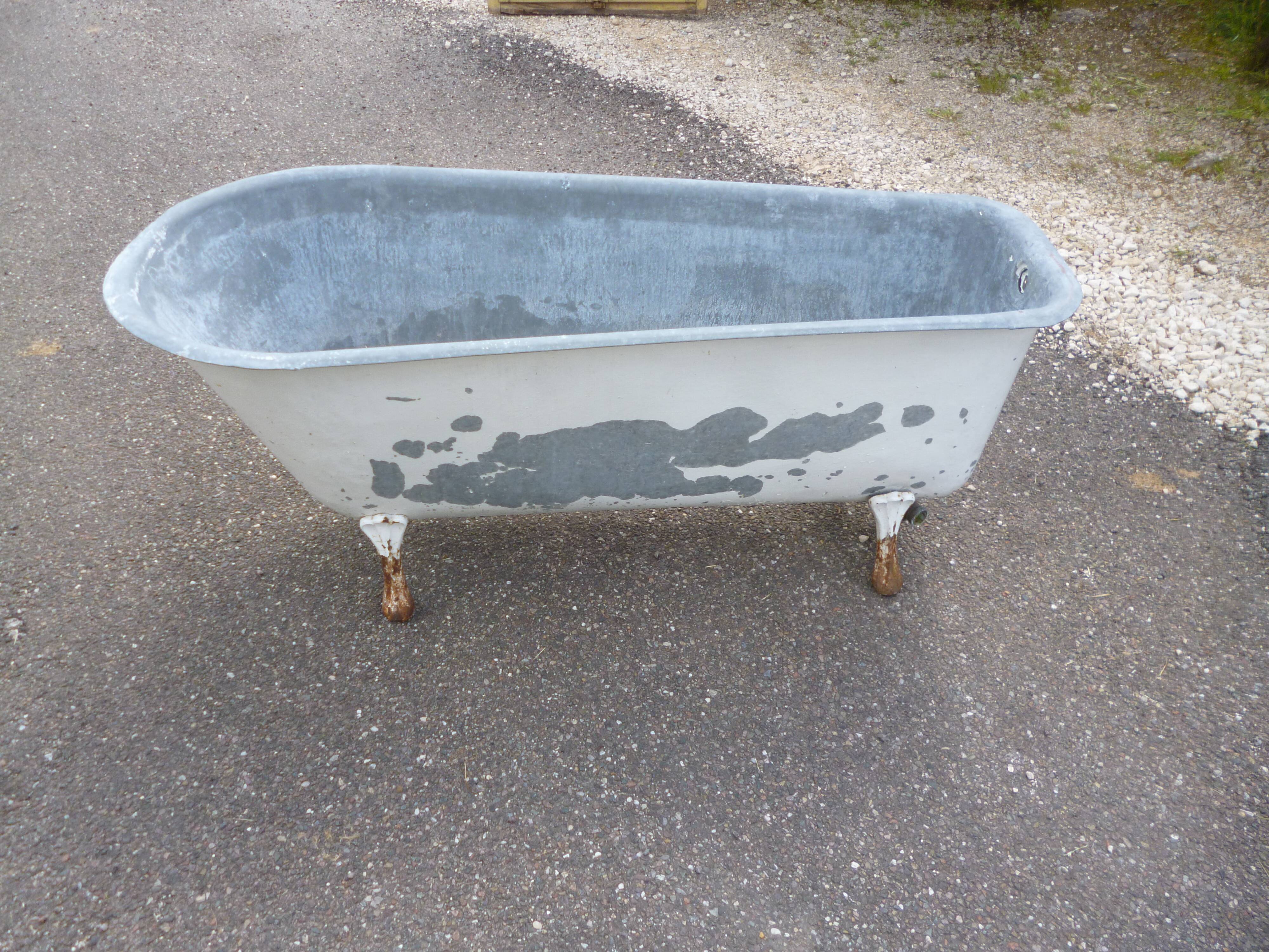 Zinc bathtub