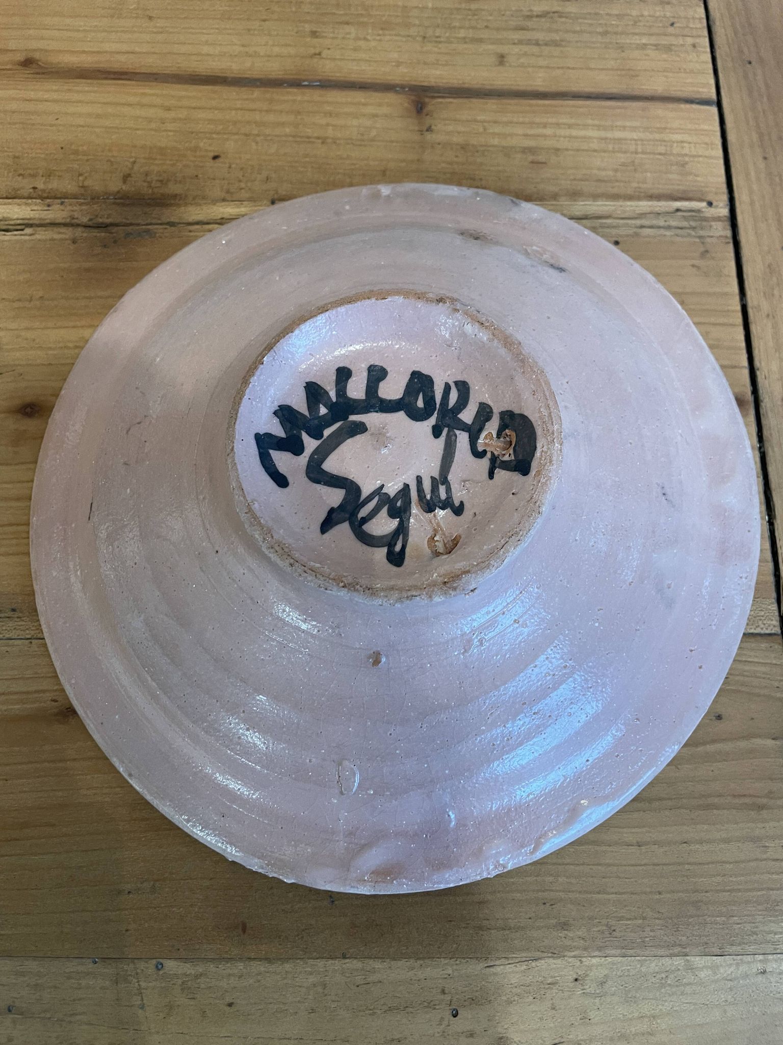 Assiette moderniste en céramique "Poissons au filet" – Atelier Segui