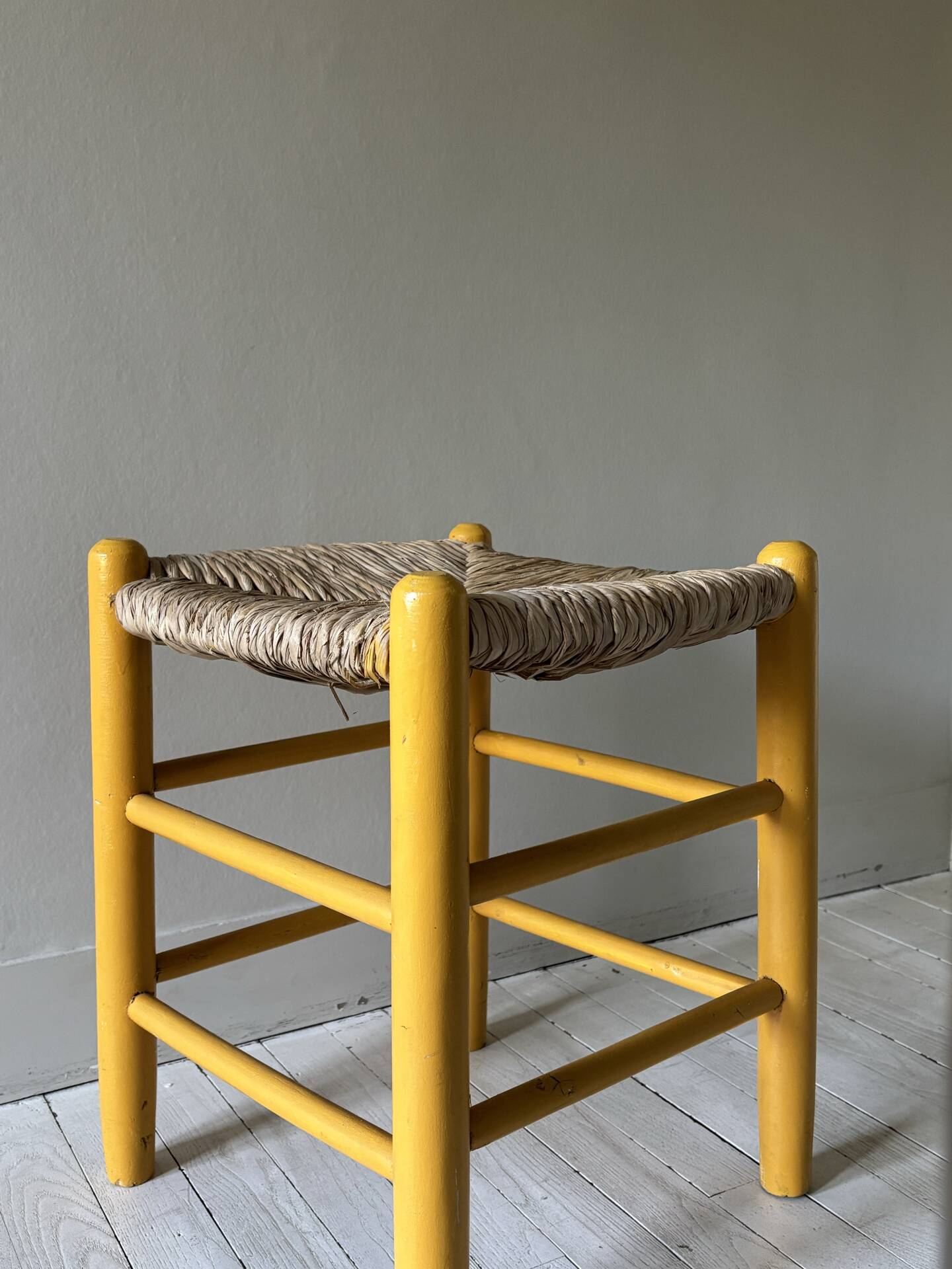 Tabouret en bois et paille