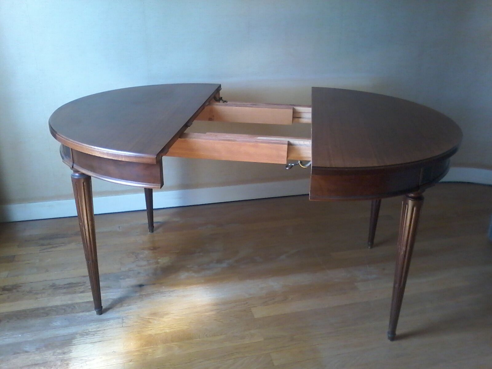 Round table with extensions