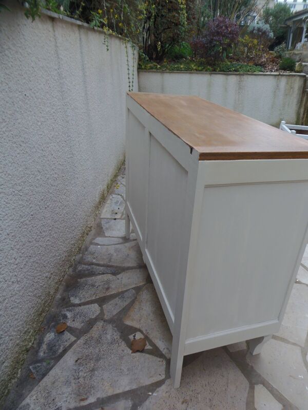Buffet vintage beige finition cirée, plateau en chêne protégé par un vernis