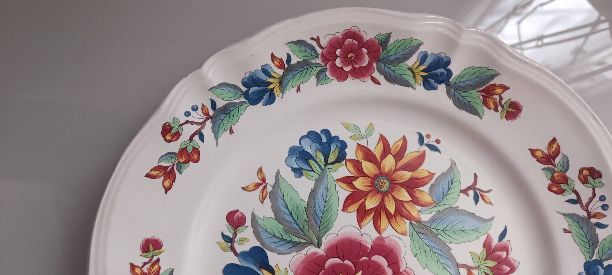 Large vintage round plate in earthenware. Sarreguemines model Vence. 31 cm.