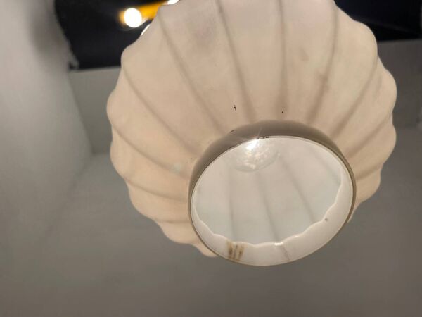 Suspension lumineuse en verre opalin années 1940