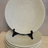 7 assiettes plates grès