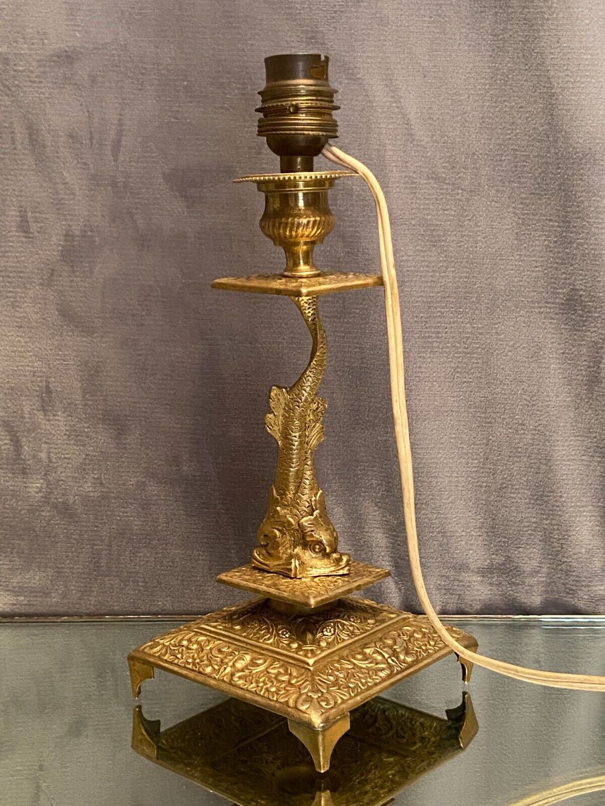 Lamp foot XIXth Louis XIV with stylized dauphin mounted in lamp without transformation
