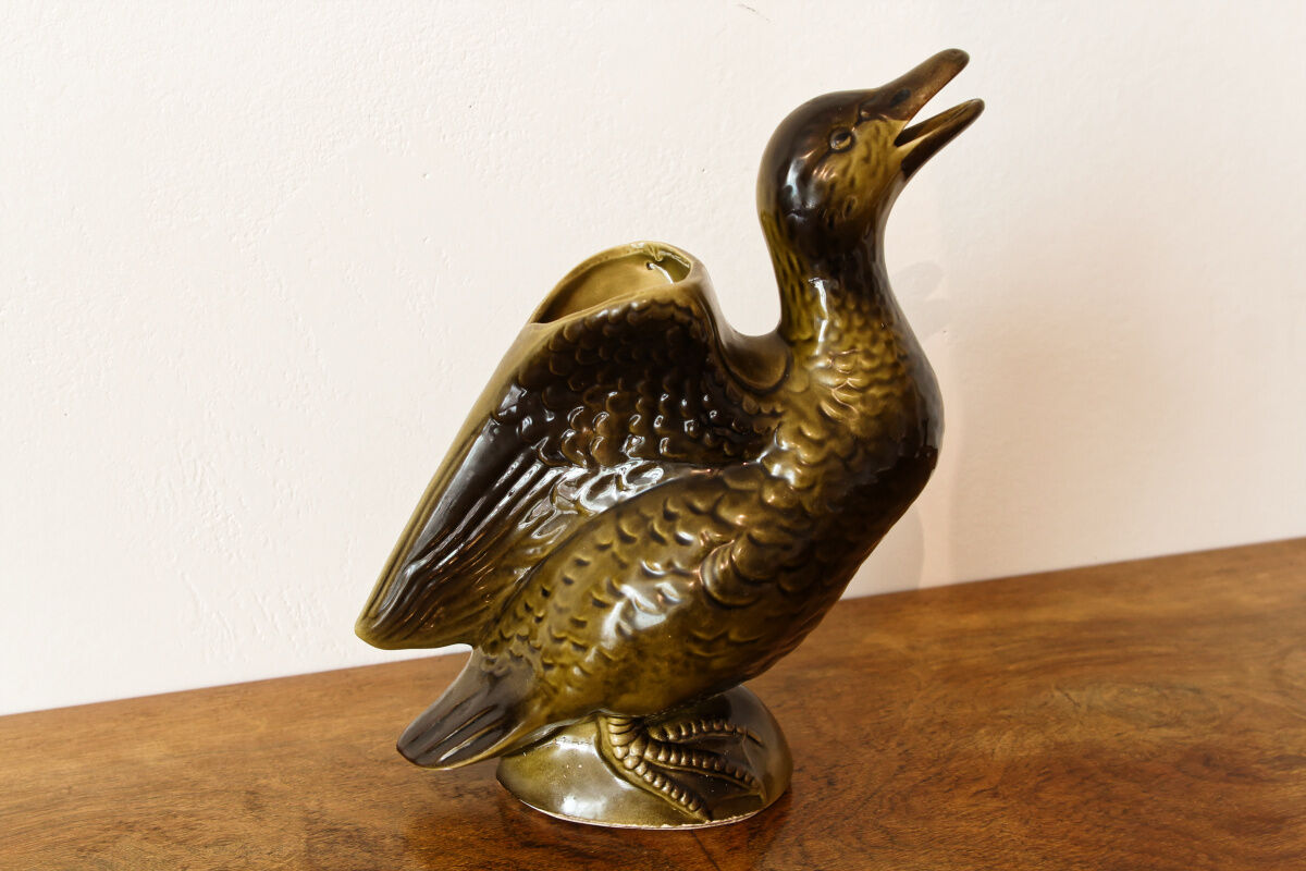 Duck pitcher in slip