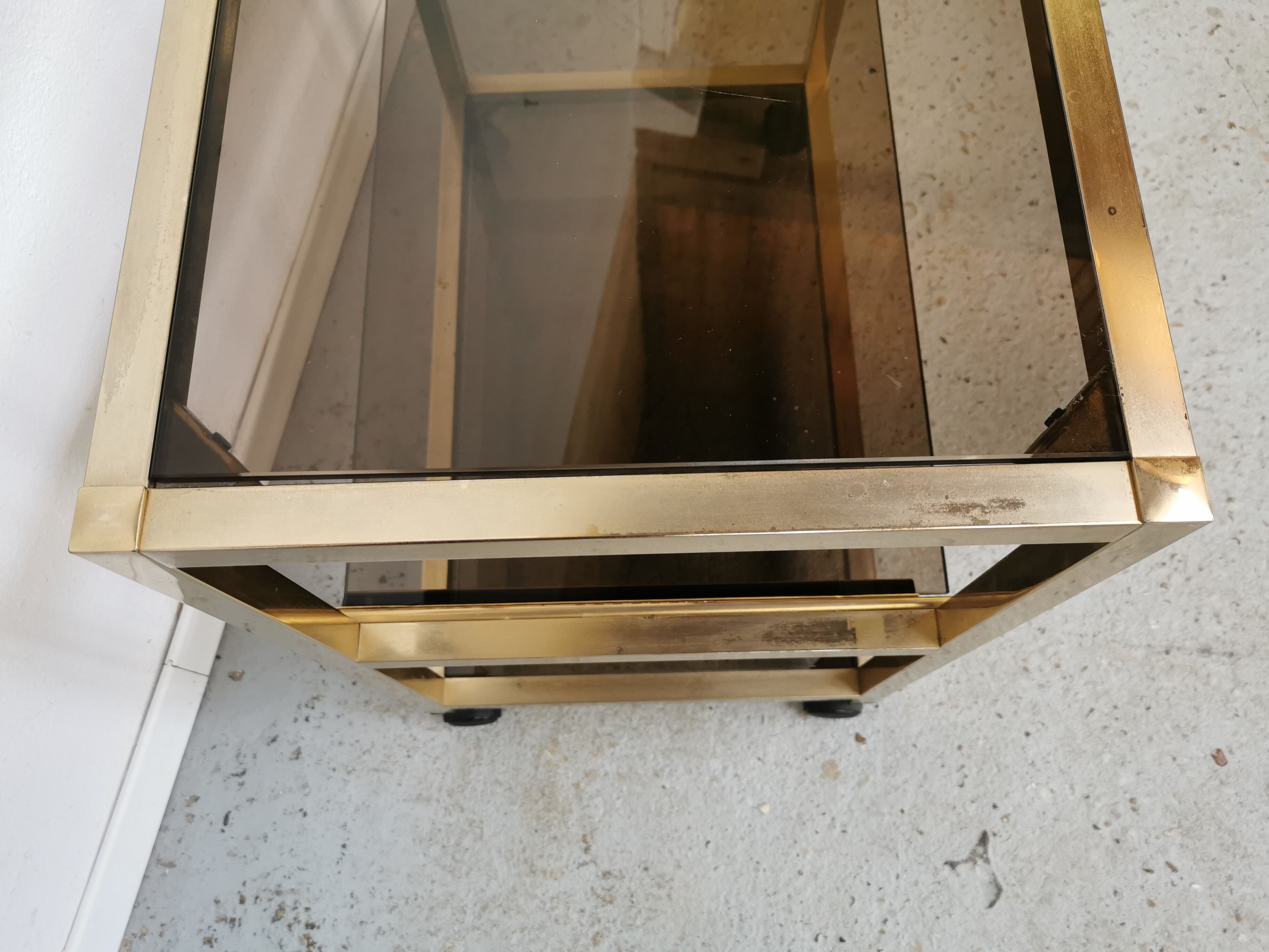 Serving table in brass and glass