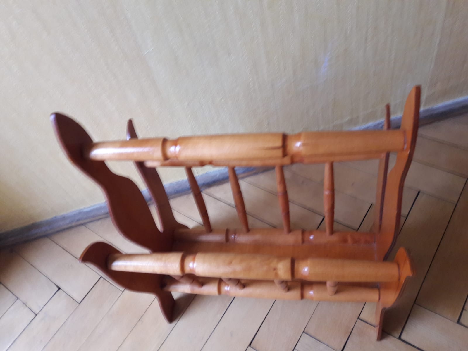 Porte revue en bois vintage