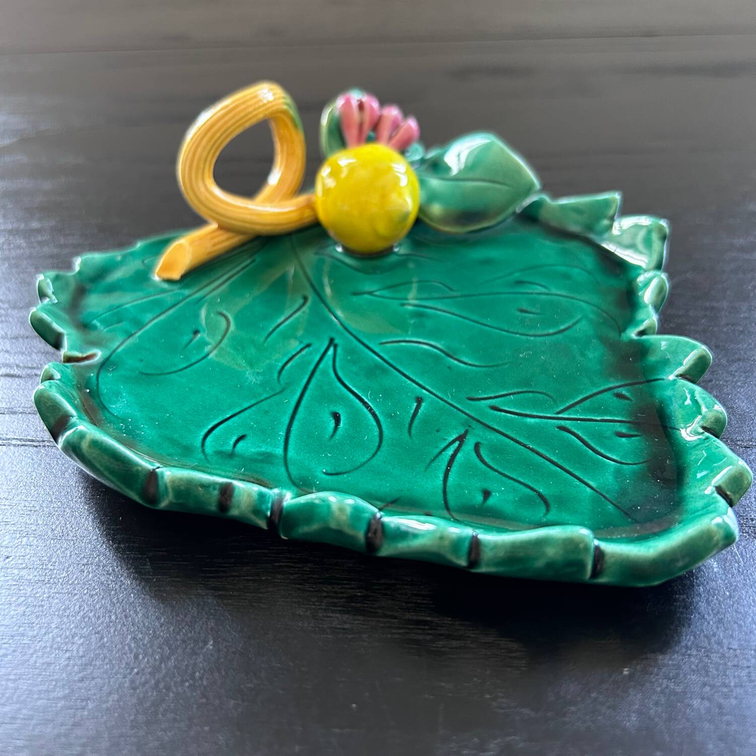 Empty pocket leaf and lemon in slip