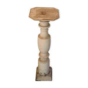 colonne en bois peint