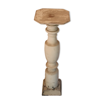 Small column in painted wood.