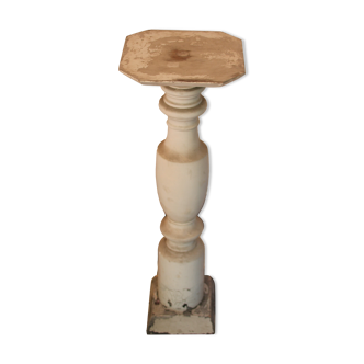 Colonne en bois peint