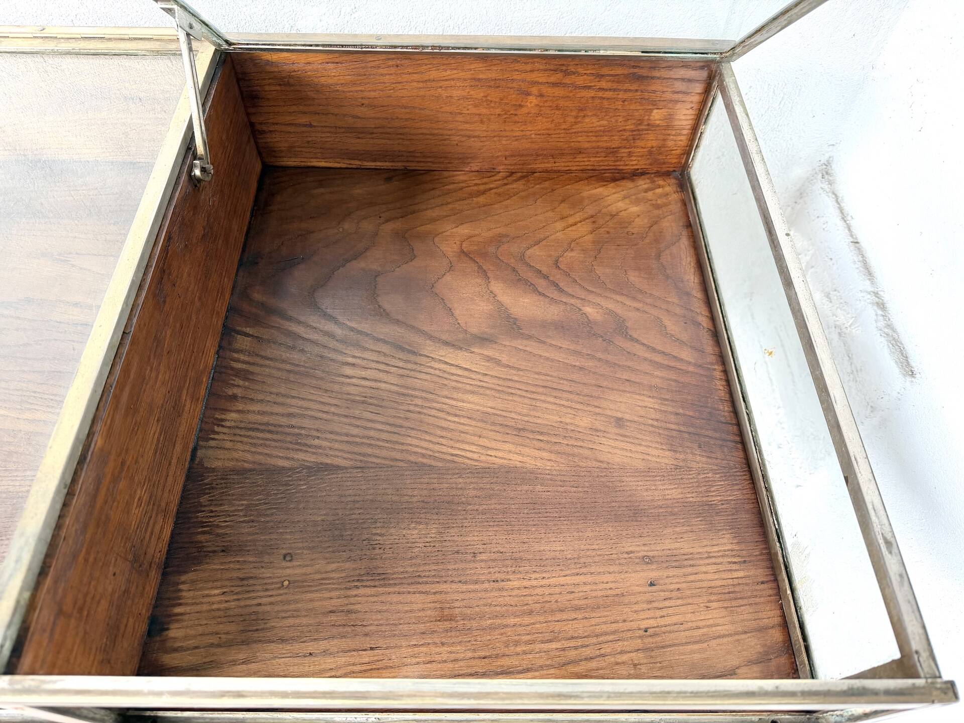 Oak and brass-mounted display cabinet on legs – Circa 1950