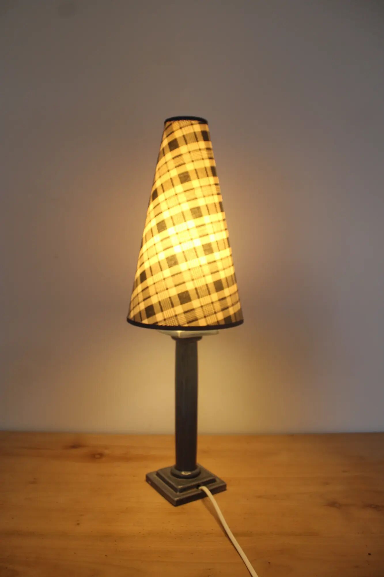 Vintage table lamp in bluish grey ceramic – Conical lampshade in Scottish tartan – 1970s/80s