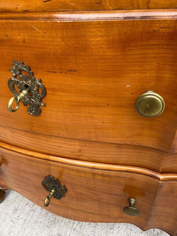 Commode de style mix Louis XV Louis Philippe noyer massif queue d'aronde