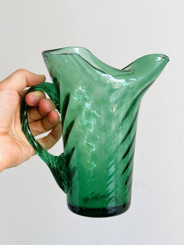 Pichet en verre soufflé vert, design torsadé unique