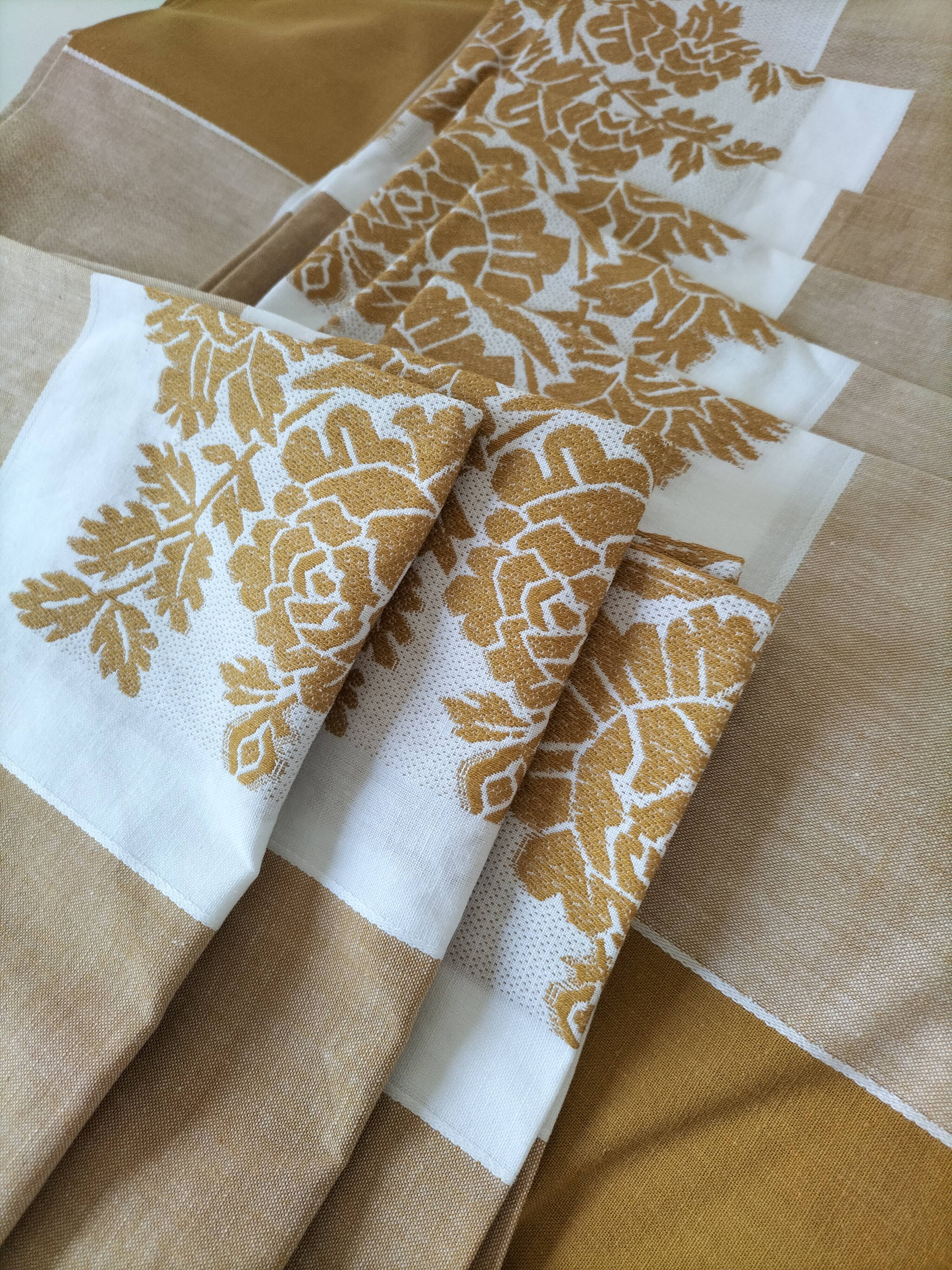 Vintage tablecloth and 8 napkins – caramel and golden mustard tones