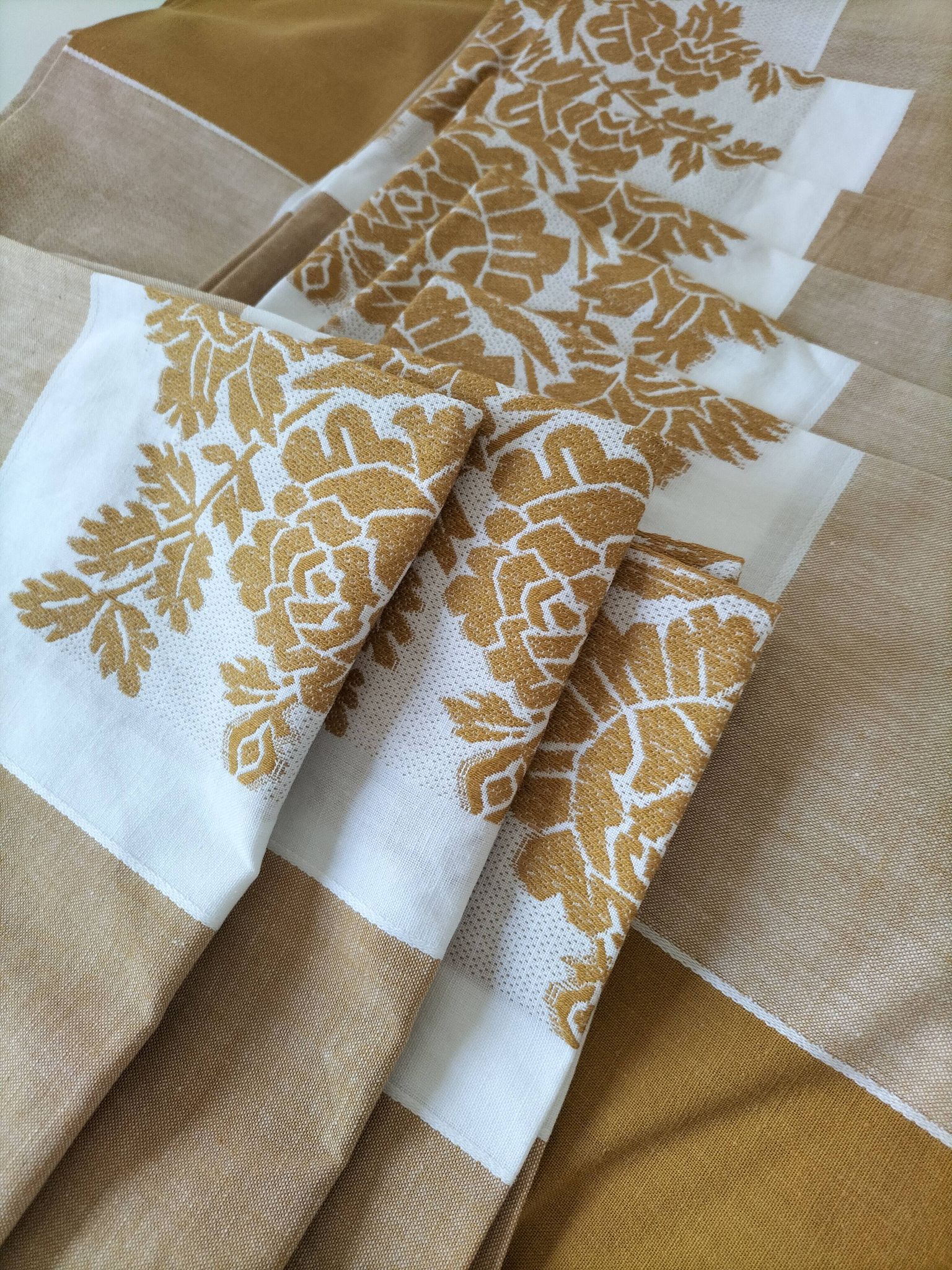 Nappe et 8 serviettes vintage – tons caramel et moutarde dorée