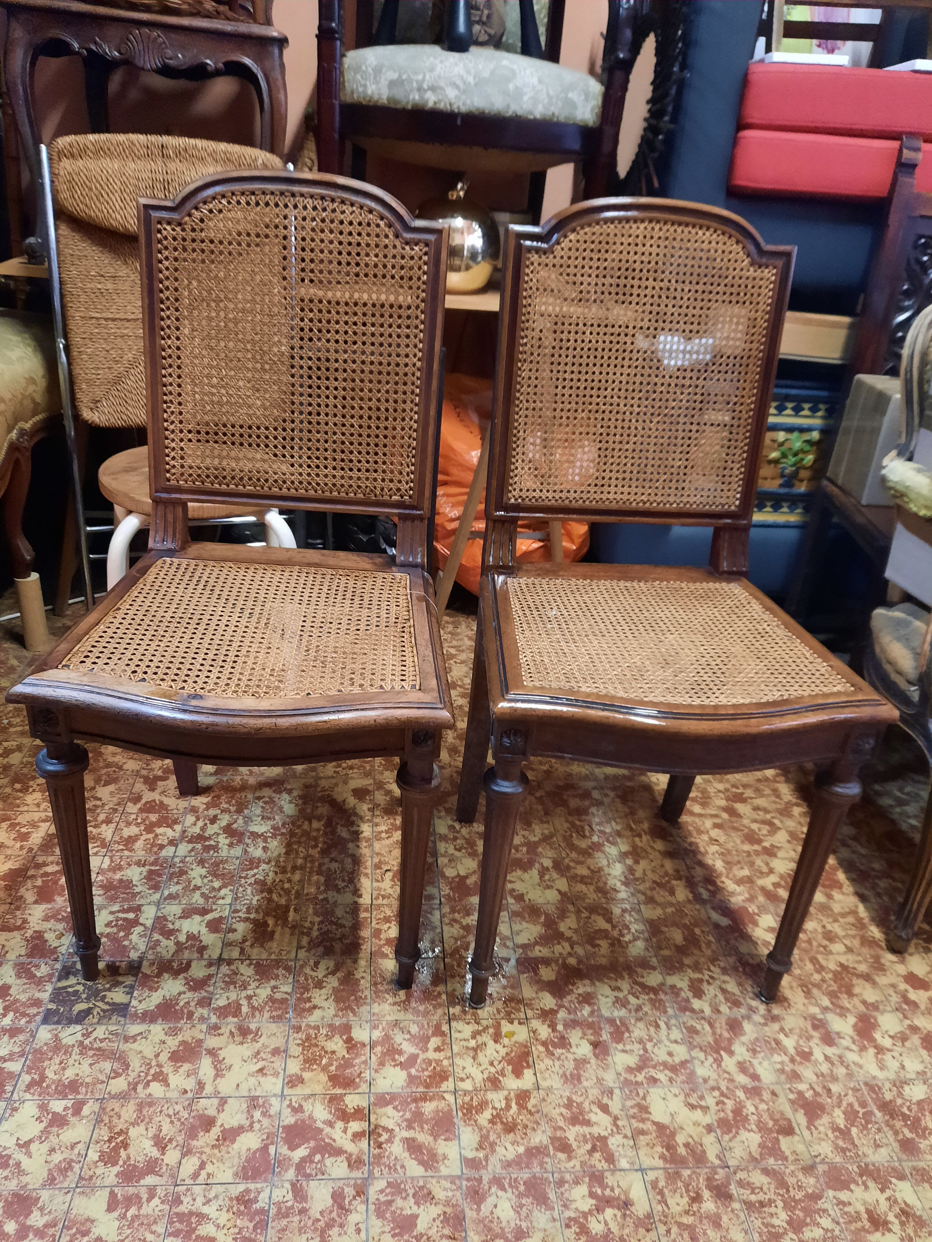 Paire de chaises de style Louis XVI