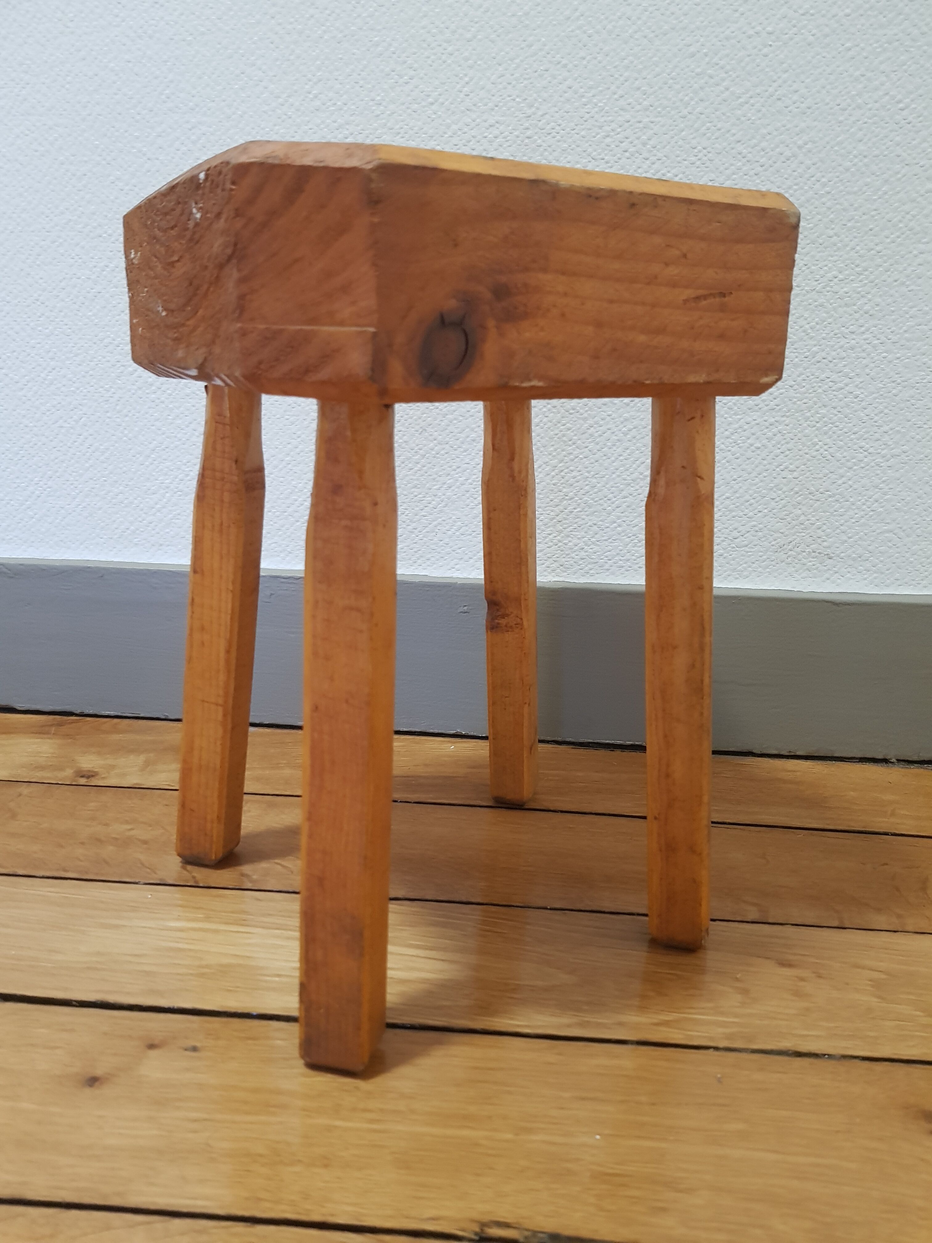 Brutalist tabouret