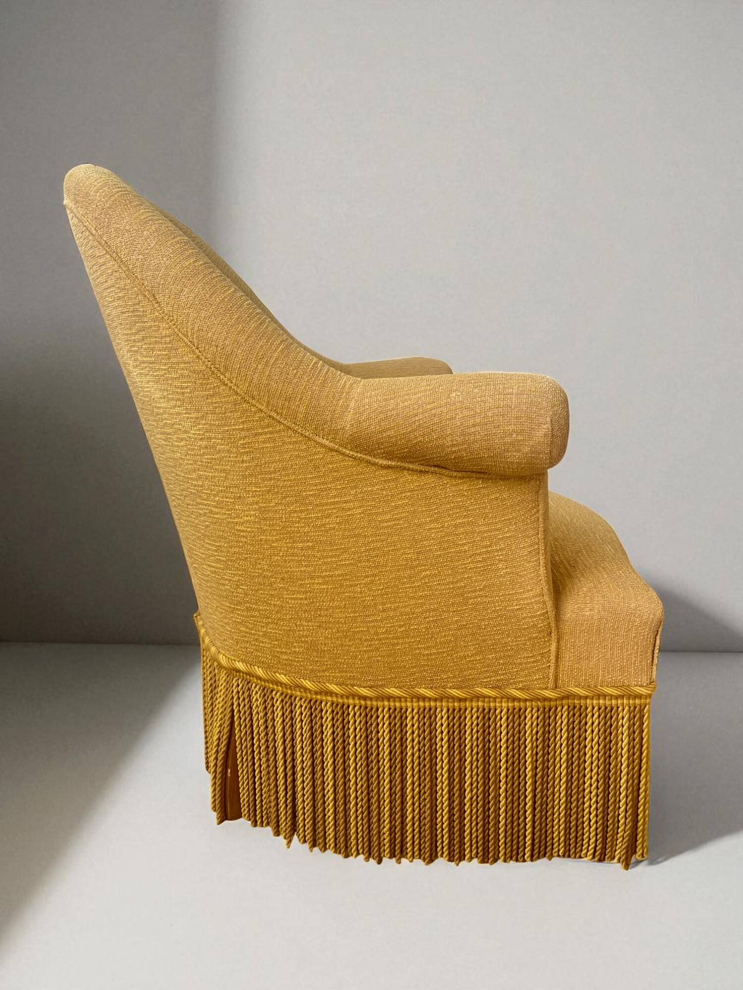 Fauteuil crapaud en tissu jaune