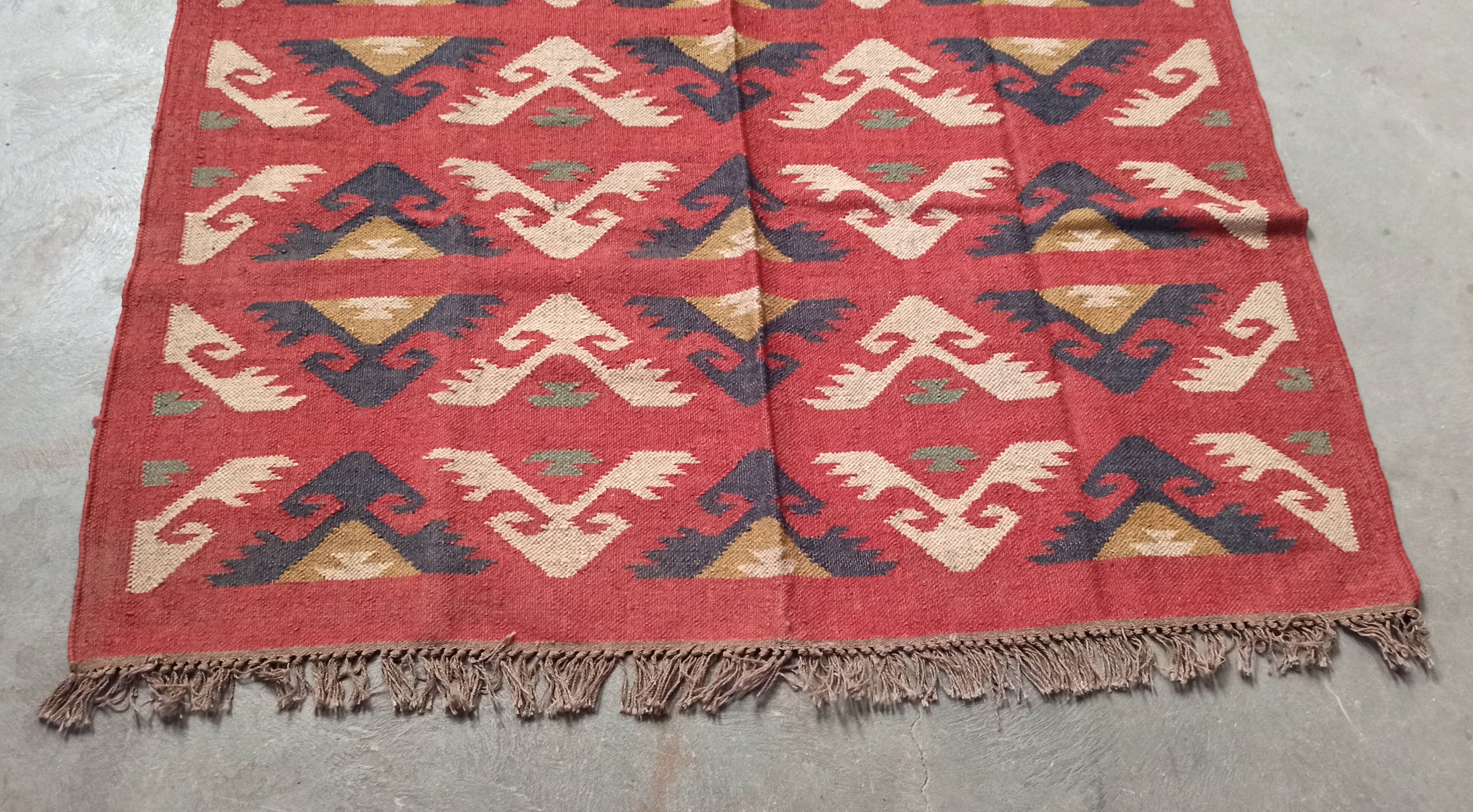 Tapis kilim en toile de jute et coton. 150cm x 250cm