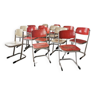 Set de 14 chaises vintages empilables