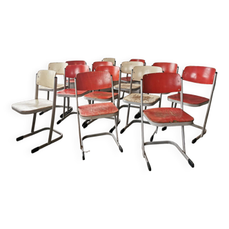 Set de 14 chaises vintages empilables