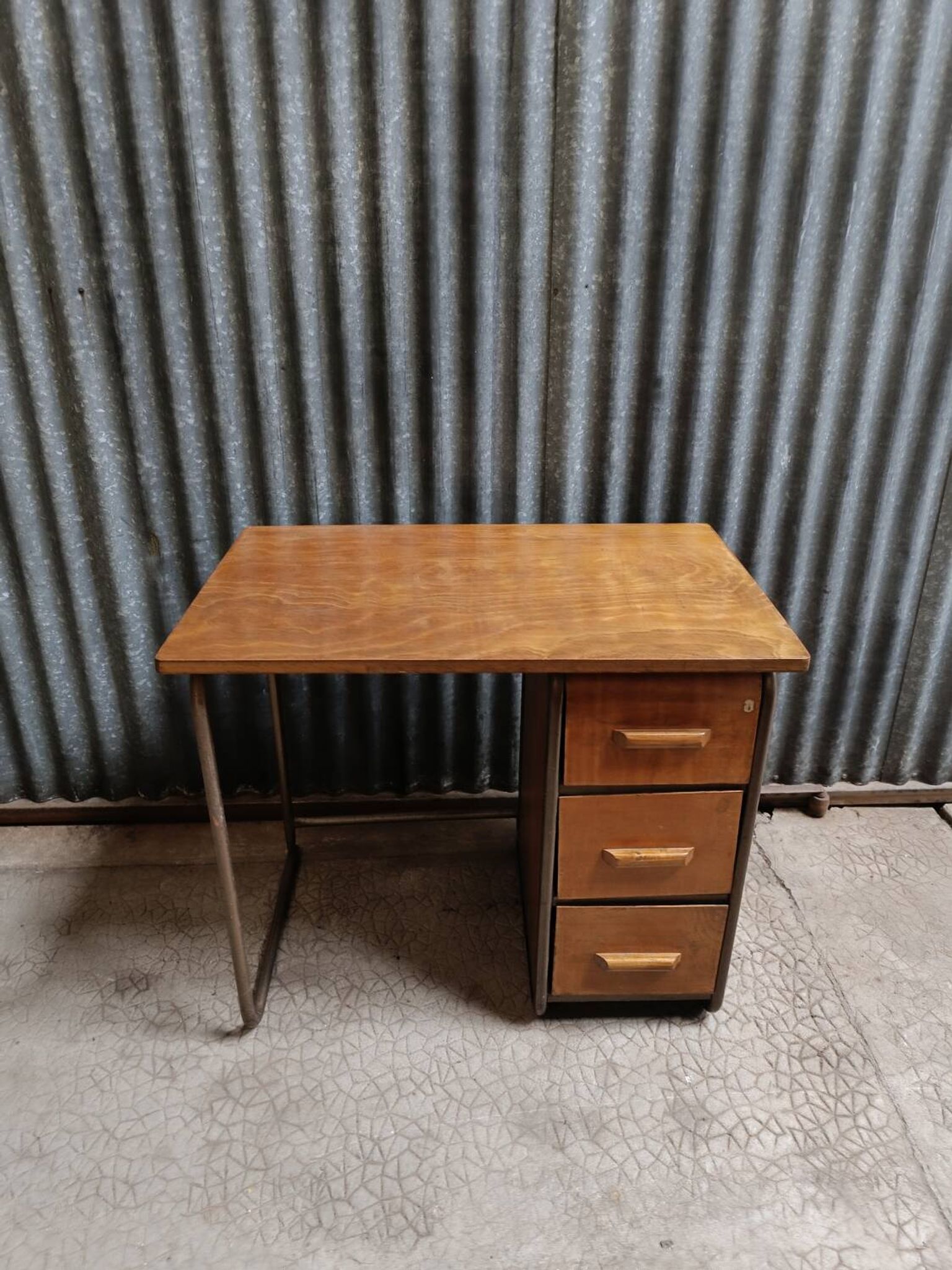 Bureau d'école vintage bois et métal