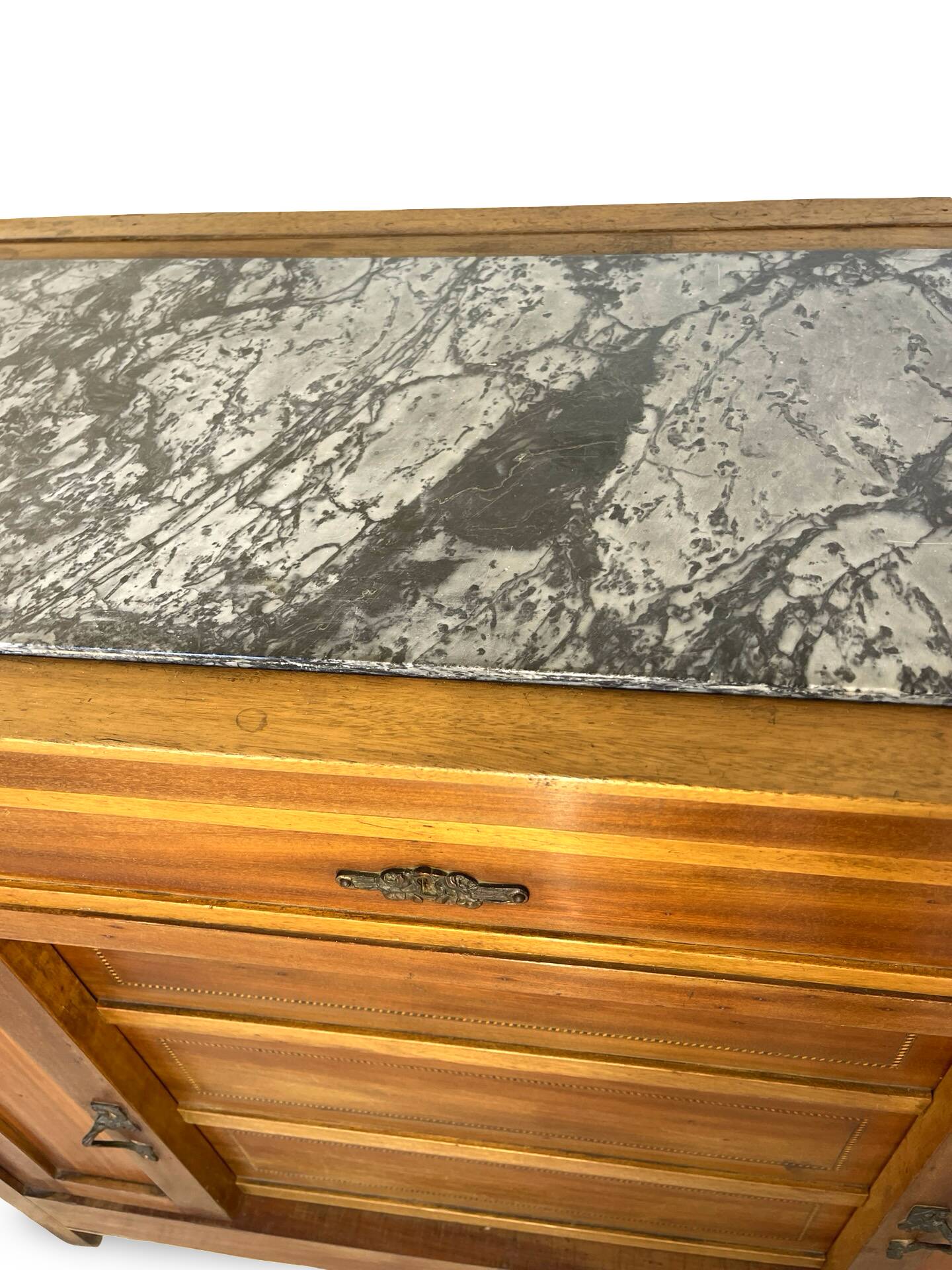 Commode de style Art Déco en bois de cerisier et noyer.