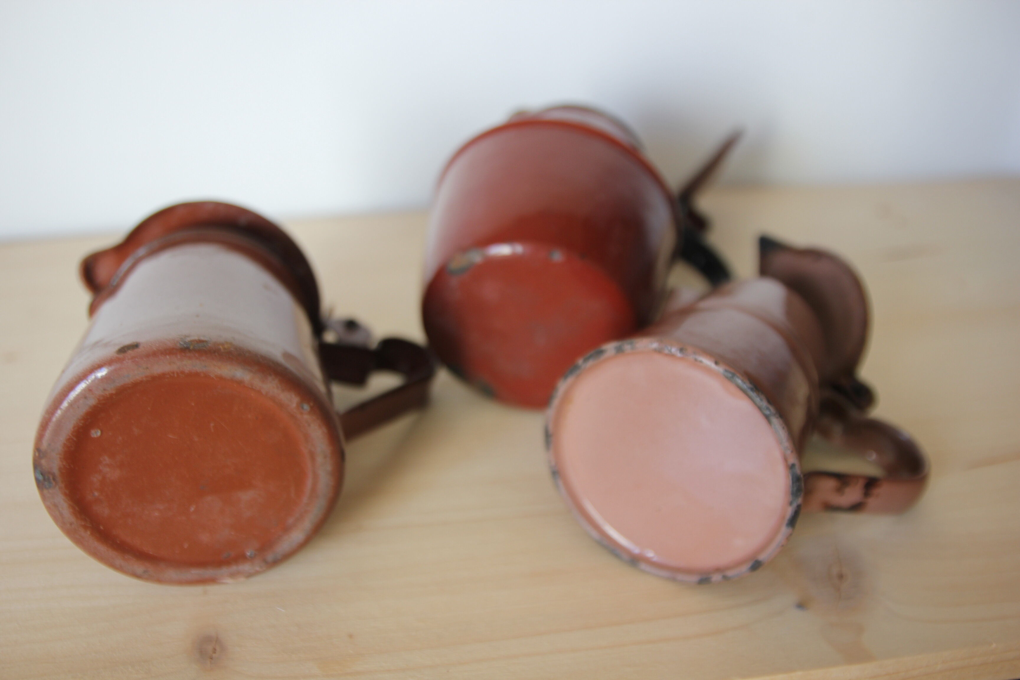 Trio de pots à lait émaillés