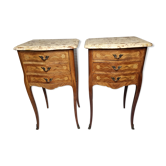 Paire de chevets de style Louis XV des années 50 en bois marqueté et marbre fossilifère