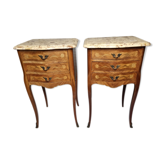Paire de chevets de style Louis XV des années 50 en bois marqueté et marbre fossilifère