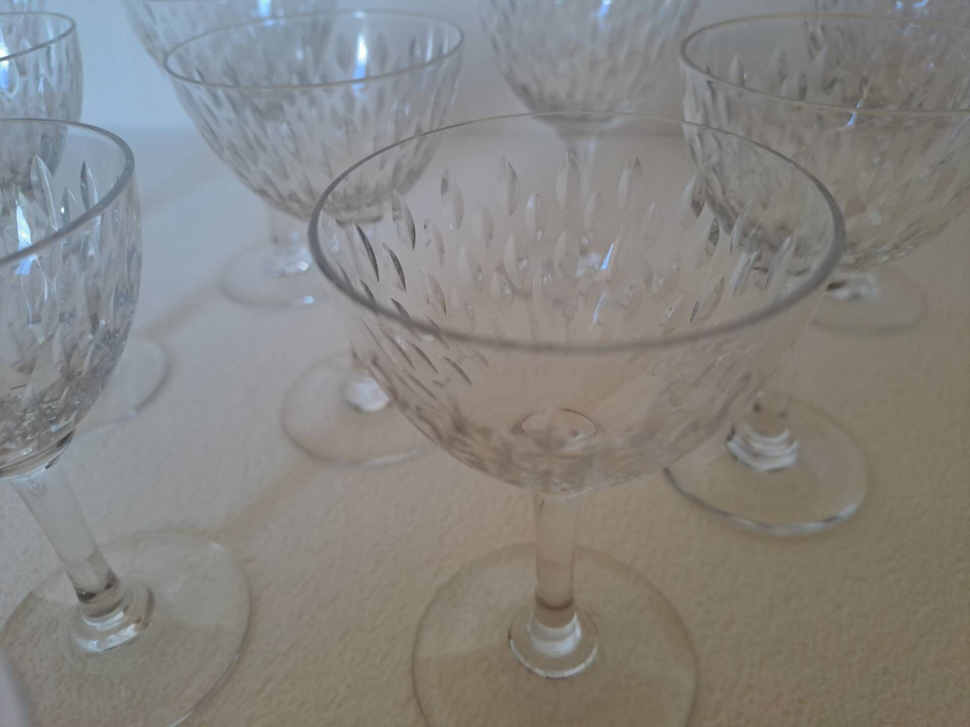 10 crystal Porto glasses from Baccarat, model Magenta Grain De Riz.
