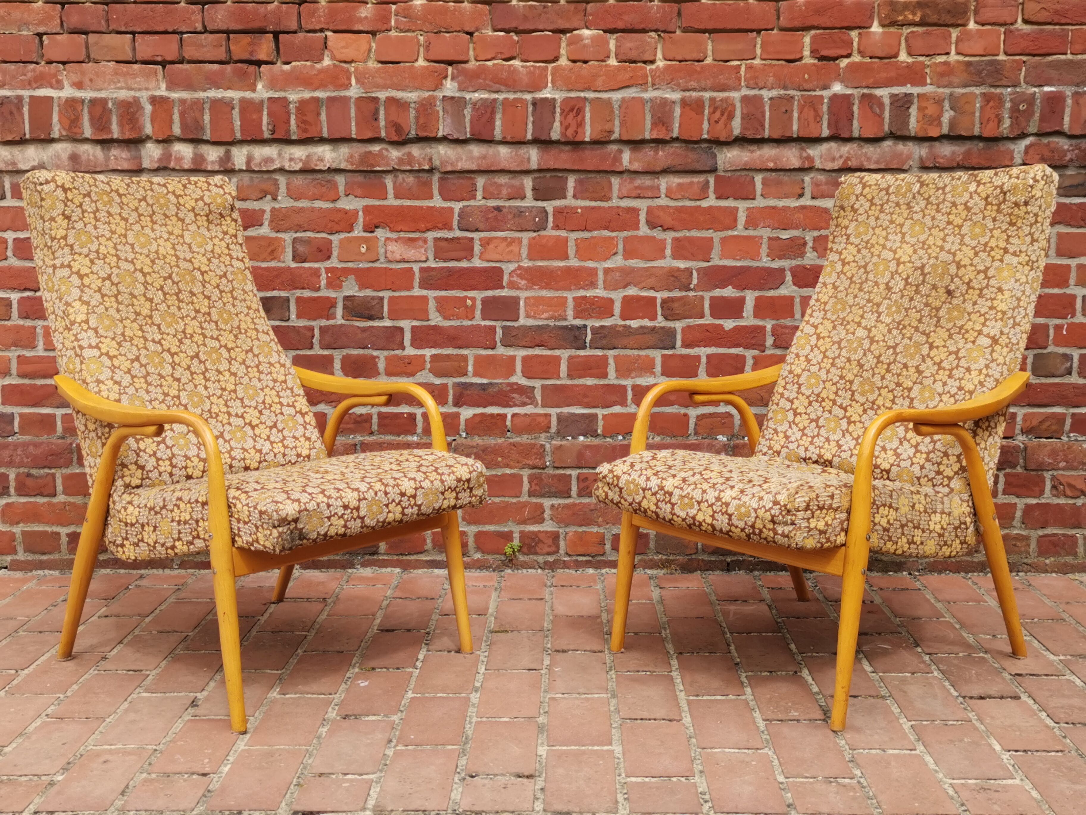 Paire de fauteuils par Antonin Suman pour Ton, en bois courbé et tissu 1960