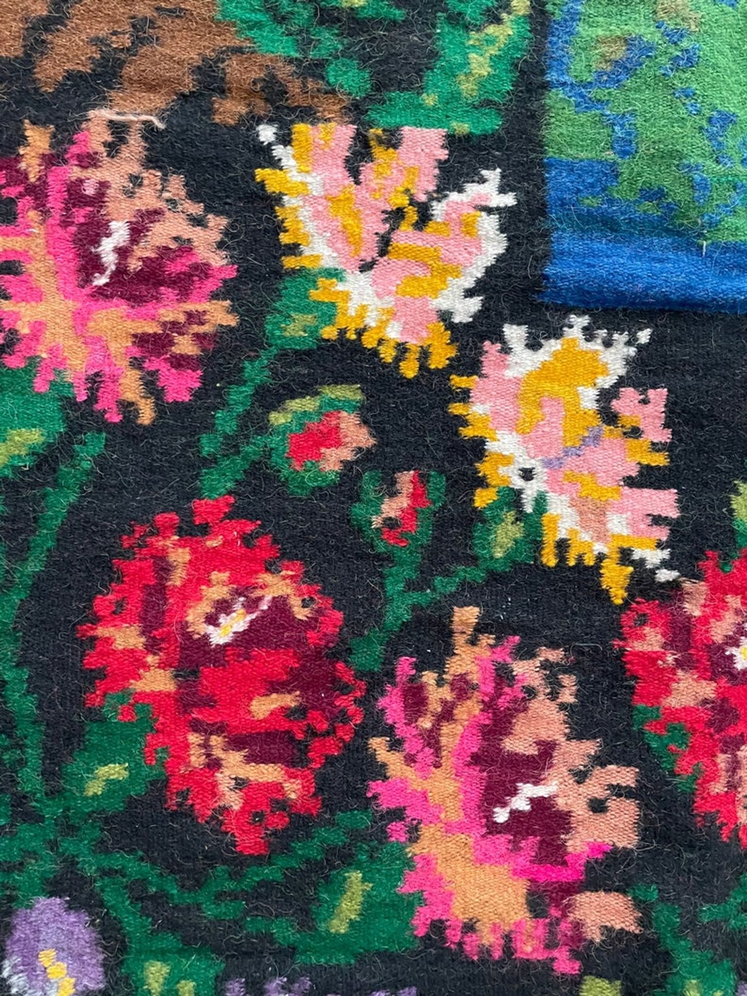 Large bohemian handwoven rug with amazing scenery and floral design, made in Romania 315x195cm