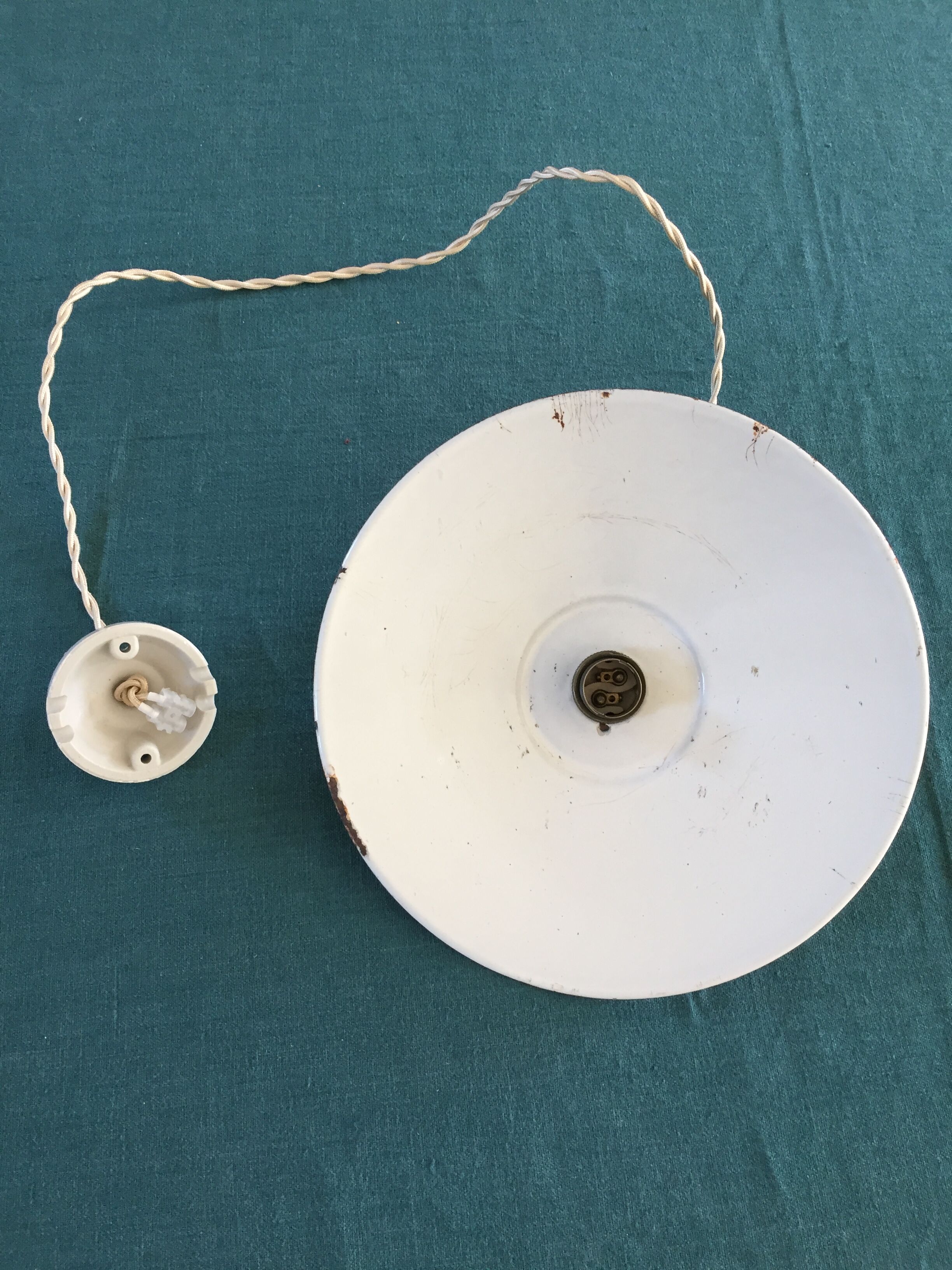 Vintage enamelled sheet metal suspension and its porcelain rosette